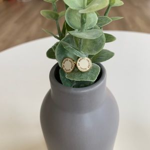 Marc Jacobs logo disc stud earrings (cream)
